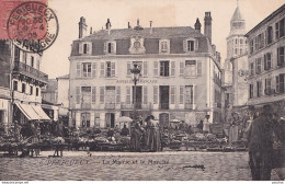 I32-24) PERIGUEUX - LA MAIRIE  ET  LE  MARCHE - HABITANTS - ETALS  - EN 1905 - Périgueux