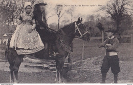  I30-29) FINISTERE -  DEPART DES MARIES BRETONS APRES LA FETE  - COUPLE AVEC CHEVAL -  ( 2 SCANS ) - Autres & Non Classés