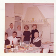 PHOTO ORIGINALE AL 1 - FORMAT 9 X 9 - REPAS DE FAMILLE - Lieux