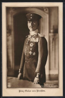 AK Prinz Oskar Von Preussen In Uniform An Einem Tisch Stehend  - Familles Royales