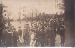 64) HASPARREN - CARTE PHOTO - PLACE DE L ' EGLISE - ANIMATION - FOULE - HABITANTS - N° 3 - ( 3 SCANS ) - Hasparren