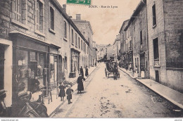 A11-42) BOEN - RUE DE LYON - ANIMATION - COMMERCES - CALECHE AVEC CHEVAL - HABITANTS - EN  1911 - ( 2 SCANS ) - Other & Unclassified