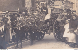 A4-27) LOUVIERS - CARTE PHOTO R. MAURER  - CAVALCADE -  ATTELAGE  FLEURI ET CHEVAL  - HABITANTS - ( 3 SCANS ) - Louviers