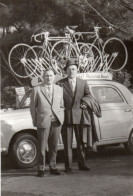 PHOTO ORIGINALE AL 1 - FORMAT 12.8 X 8.8 - DEUX HOMMES DEVANT UNE VOITURE DE L'EQUIPE CYCLISTE MARGNAT PALOMA INURI - Non Classés