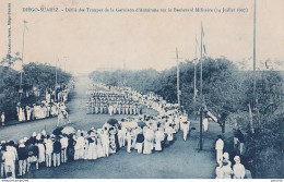 DIEGO - SUAREZ - DEFILE DES TROUPES DE LA GARNISON D 'ANTSIRANE SUR LE BD MILITAIRE 14 JUILLET 1907 - 2 SCANS - Madagaskar