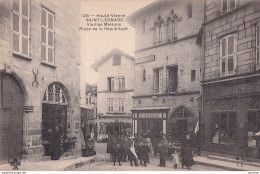 A20-87)  SAINT LEONARD - HAUTE VIENNE - VIEILLES MAISONS PLACE DE LA REPUBLIQUE - HABITANTS - ( 2 SCANS ) - Saint Leonard De Noblat