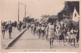 17) CHATELAILLON -  BOULEVARD DE PLAGE - DEFILE D ' UNE COLONIE - ( 2 SCANS )  - Châtelaillon-Plage