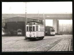 Fotografie P. Boehm, Ansicht Duisburg, Strassenbahn - Triebwagen Im Depot  - Lieux