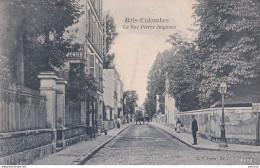 A13-92) BOIS  COLOMBES - LA RUE PIERRE JOIGNEUX - ANIMEE - HABITANTS - EN 1904 - ( 2 SCANS ) - Colombes