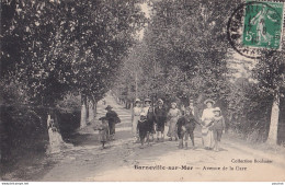 A3-50) BARNEVILLE SUR MER ( MANCHE ) AVENUE DE LA GARE - ANIMEE - EN 1909 - Barneville