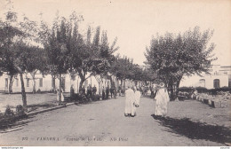 A22- TABARKA - TUNISIE - ENTREE DE LA VILLE - ANIMEE - HABITANTS  - ( 2 SCANS ) - Tunisie