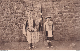 A21- 64) PAYS BASQUE - DANSEURS DE LA SOULE - LE CHIBALET ET LA CANTINIERE - DRAPEAU BASQUE - FOLKLORE - ( 2 SCANS )  - Autres & Non Classés