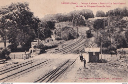 61) LAIGLE - PASSAGE A NIVEAU - ROUTE DE LA FERTE FRESNEL - ARRIVEE DE L'EXPRESS GRANVILLE - PARIS - 2 SCANS - L'Aigle