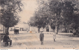 A14-47) LAPLUME - PLACE DU CHAMP DE FOIRE - ANIMATION - HABITANTS- EN 1915  - ( 2 SCANS ) - Autres & Non Classés