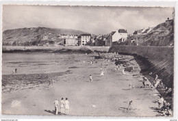 C21-14) PORT EN BESSIN (CALVADOS) UN COIN DE LA PLAGE - ( 1957 - 2 SCANS ) - Port-en-Bessin-Huppain