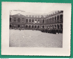 75) PARIS - PHOTO STUDIO E. FRANCOIS BOIS COLOMBES - AUX INVALIDES - UNE  REMISE DE DECORATIONS - 2 SCANS - Lieux