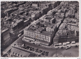 C21-33) BORDEAUX - VUE AERIENNE HOTEL ET CAFE DE BORDEAUX - EN FACE LE THEATRE  - ( 1953 - 2 SCANS ) - Bordeaux