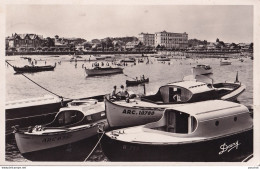 C16-33) ARCACHON - VUE SUR LE BASSIN  AVEC BATEAUX  - ( 1950 - 2 SCANS ) - Arcachon