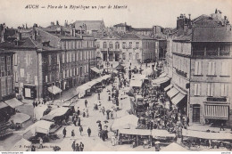 S13-32) AUCH (GERS) PLACE DE LA REPUBLIQUE UN JOUR DE MARCHE - ( 2 SCANS ) - Auch