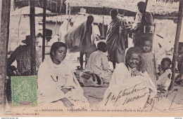 S13- TANANARIVE (MADAGASCAR) MARCHANDES DE RABANNES ( ETOFFE DE RAFIA ) - Madagascar