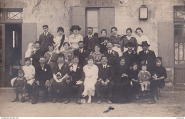 S7-33) SAINTE HELENE (GIRONDE) CARTE PHOTO - UNE REUNION FAMILIALE DEVANT HABITATION - VOIR DETAILS AU DOS - 2 SCANS - Autres & Non Classés