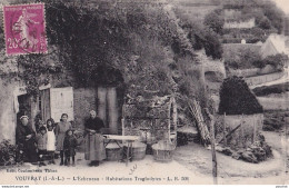 S23-37) VOUVRAY - ECHENEAU - HABITATION TROGLODYTES - ( HABITANTS ) - Vouvray