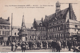 80) ROYE - LA FRANCE RECONQUISE 1917 - LA PLACE D'ARMES - LE PASSAGE DE NOS TROUPES VICTORIEUSES - ( 2 SCANS  )  - Roye