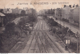 49) J 'ARRIVE A ANGERS - BON SOUVENIR - VOIES FERREES + TAMPON MILITAIRE EN F.M. 9° SECTION DE C.O.A. TOURS - (2 SCANS) - Angers