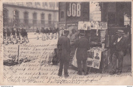 F13-75) PARIS VECU - UN KIOSQUE A JOURNAUX - 1907 - ( 2 SCANS ) - Ambachten In Parijs