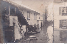 PARIS  AUTEUIL CRUE DE LA SEINE 1910 SAUVETAGE DANS LA COUR D'UNE MAISON DE LA RUE FELICIEN-DAVID INONDATION - 2 SCANS  - De Overstroming Van 1910