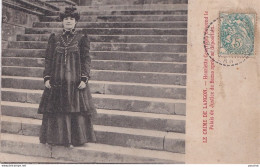 F6-33) LE CRIME DE LANGON - HENRIETTE COURREGES DESCEND LE PALAIS DE JUSTICE DE BAZAS APRES SA DEPOSITION  - Bazas