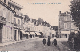 F24-64) MONEIN (BASSES PYRENEES) LA RUE DE LA HALLE  - ( ANIMEE - HABITANTS - 2 SCANS ) - Autres & Non Classés