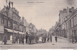 B11-18) VIERZON - PLACE D ' ARMES + TAMPON COMMISSION DE GARE DE VIERZON - ( ANIMEE - HABITANTS - 3 SCANS ) - Vierzon