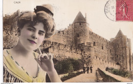 B10-11) CARCASSONNE - ARTISTE FEMME - LADY - CAUX , PAR REUTLINGER , PARIS - CHATEAU - CITE - 1906 -  - (  2 SCANS ) - Carcassonne