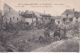 B9-51) SOUAIN (MARNE)TOMBES DANS LA COUR D ' UNE  FERME - GUERRE 1914 - 15 - EN CAHAMPAGNE - ( 2 SCANS ) - Souain-Perthes-lès-Hurlus