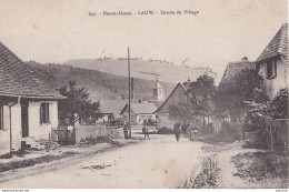 B3-68) LAUW (HAUTE ALSACE) ENTREE DU VILLAGE - ( ANIMEE - HABITANTS - 2 SCANS ) - Autres & Non Classés