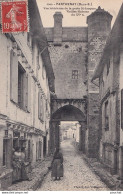 B20-79) PARTHENAY - VUE INTERIEURE DE LA PORTE ST- JACQUES - VIEILLES MAISONS DU XV ° S - ANIMEE - HABITANTS  - Parthenay