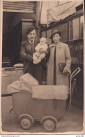 83) TOULON LE 28 JUILLET 1940 - CARTE PHOTO - MICHEL  6 MOIS - BEBE AVEC PARENTS ET LANDAU  - 2 SCANS - Toulon