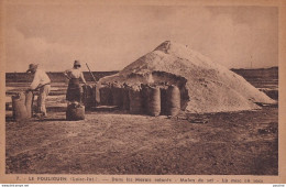 B20-44) LE POULIGUEN - DANS LES MARAIS SALANTS -  MULON DE DE SEL - LA MISE EN SACS - ( 2 SCANS ) - Le Pouliguen