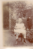 Photographie Photo Amateur Vintage Snapshot Enfant Child Mode Jardin - Personnes Anonymes