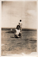 Photographie Photo Amateur Vintage Snapshot Plage Beach Enfant Child Dos Horizon - Lieux