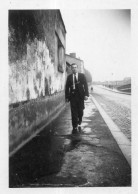 Photographie Photo Amateur Vintage Snapshot Marche Walking Marcheur Rue Street - Personnes Anonymes