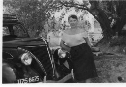 Photographie Photo Amateur Vintage Snapshot Automobile Car Voiture Auto Femme - Automobiles