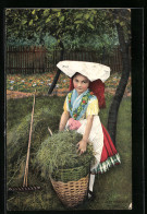 AK Mädchen Mit Heu In Spreewälder Tracht  - Costumes