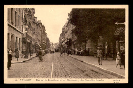 84 - AVIGNON - RUE DE LA REPUBLIQUE ET LES MARRONNIERS DES NOUVELLES GALERIES - Avignon