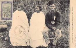 Madagascar - TANANARIVE - Tirailleur Malgache Et Ses Deux Femmes - Ed. C. Malgarinos 1 - Madagaskar