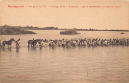 Madagascar - Au Pays De L'Or - Passage De La Rivière Mahavavy Par Le Détachement Du Capitaine Rayé - Ed. Franguiadakis  - Madagaskar