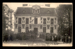 94 - PLESSIS-TREVISE - FETE DU MUGUET 1926 - LA FOULE DEVANT LA MAIRIE - Le Plessis Trevise