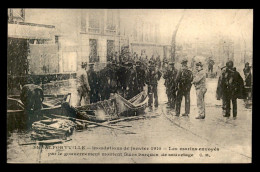 94 - ALFORTVILLE - INONDATIONS DE 1910 - LES MARINS MONTENT LEURS BARQUES DE SAUVETAGES - Alfortville