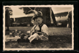 AK Kleiner Junge In Tschechischer Tracht Neben Einer Picknickdecke  - Non Classés
